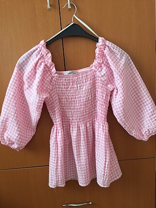 Çok şirin bir üst.beyaz ve pembe kareleri desenleriyle çok sevim