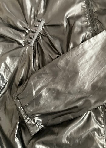 Siyah Parlak Kapüşonlu Uzun Kollu Kadın yağmurluk - Görsel 3