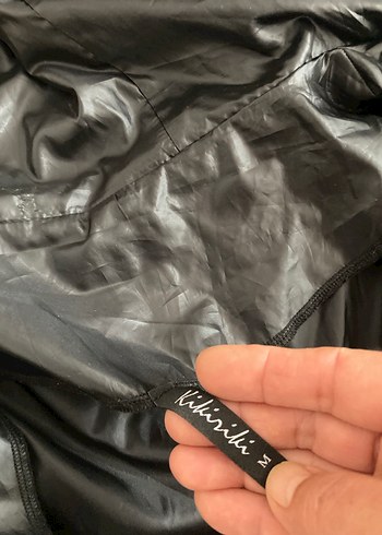 Siyah Parlak Kapüşonlu Uzun Kollu Kadın yağmurluk - Görsel 5