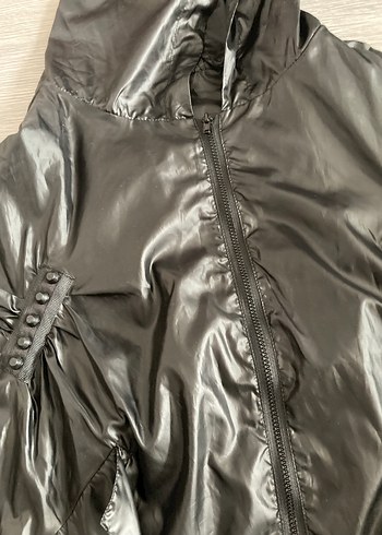 Siyah Parlak Kapüşonlu Uzun Kollu Kadın yağmurluk - Görsel 2