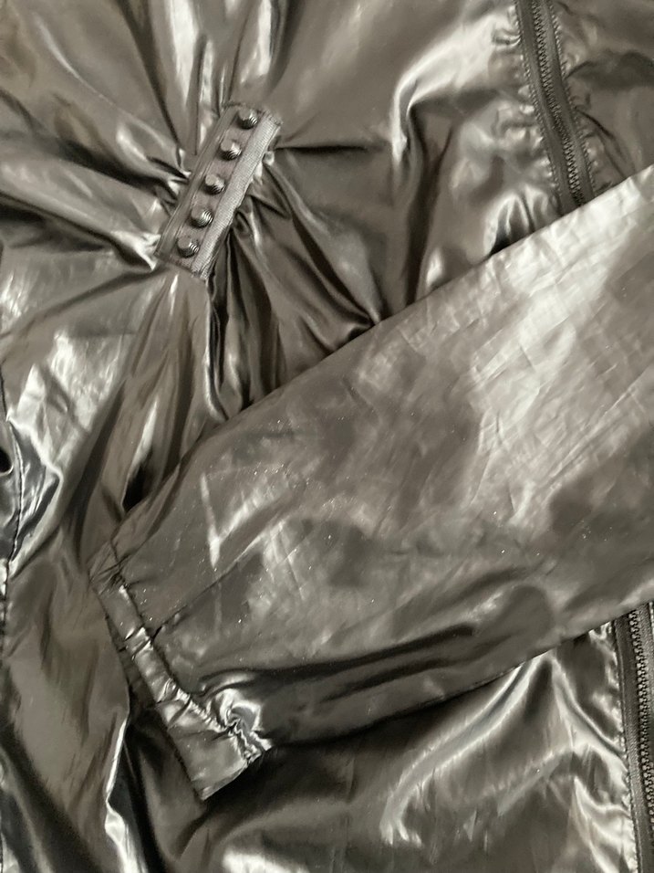 Siyah Parlak Kapüşonlu Uzun Kollu Kadın yağmurluk - Görsel 3