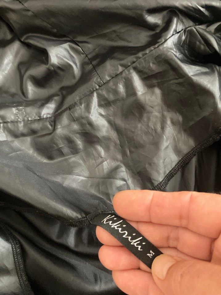 Siyah Parlak Kapüşonlu Uzun Kollu Kadın yağmurluk - Görsel 5