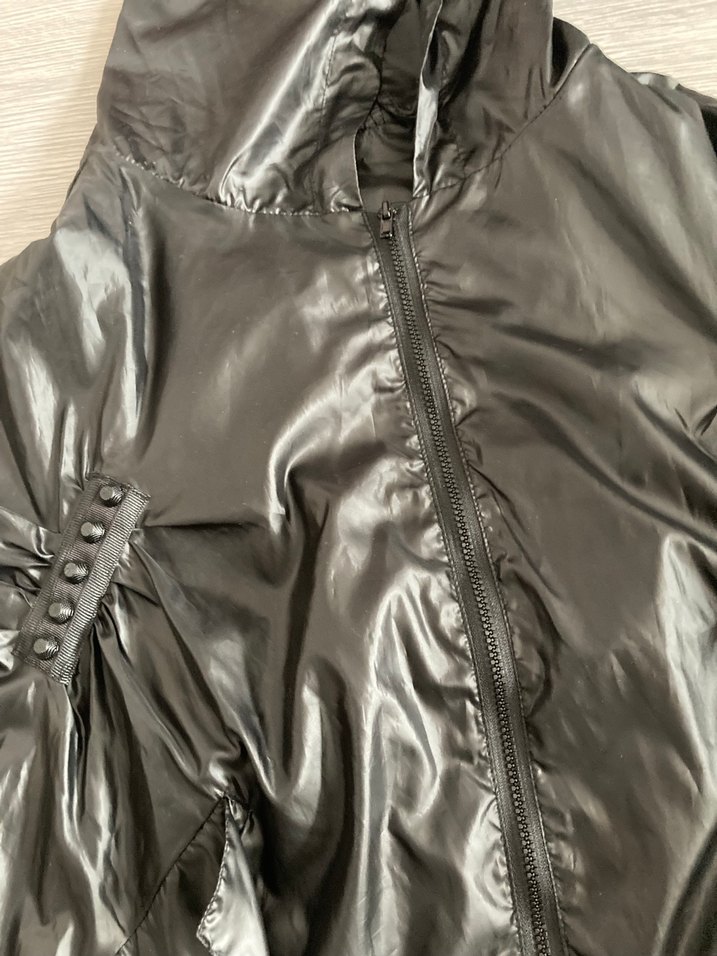 Siyah Parlak Kapüşonlu Uzun Kollu Kadın yağmurluk - Görsel 2