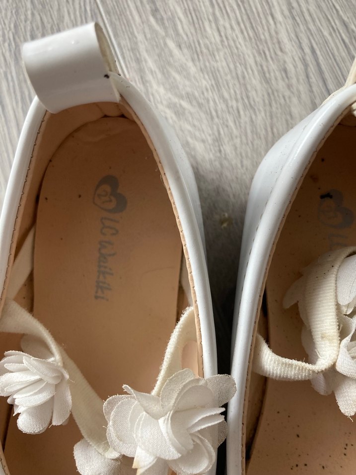 Kız Çocuk Beyaz Fırfırlı Babet Ayakkabı - Görsel 3