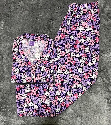 Çiçek detaylı tam düğmeli pijama takımı