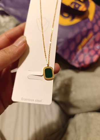 Altın Renkli Koyu Yeşil Uçlu Kolye - Görsel 2