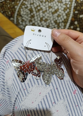 Mini Kelebek Desenli Metal Küpe - Görsel 2