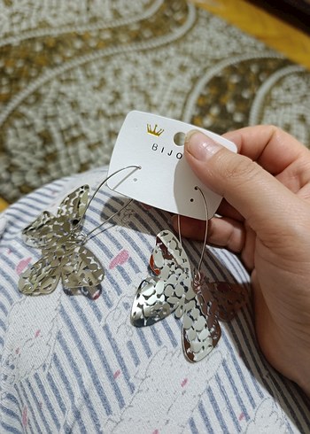 Mini Kelebek Desenli Metal Küpe - Görsel 4