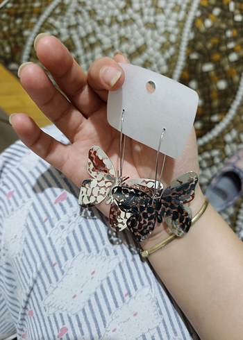 Mini Kelebek Desenli Metal Küpe - Görsel 3
