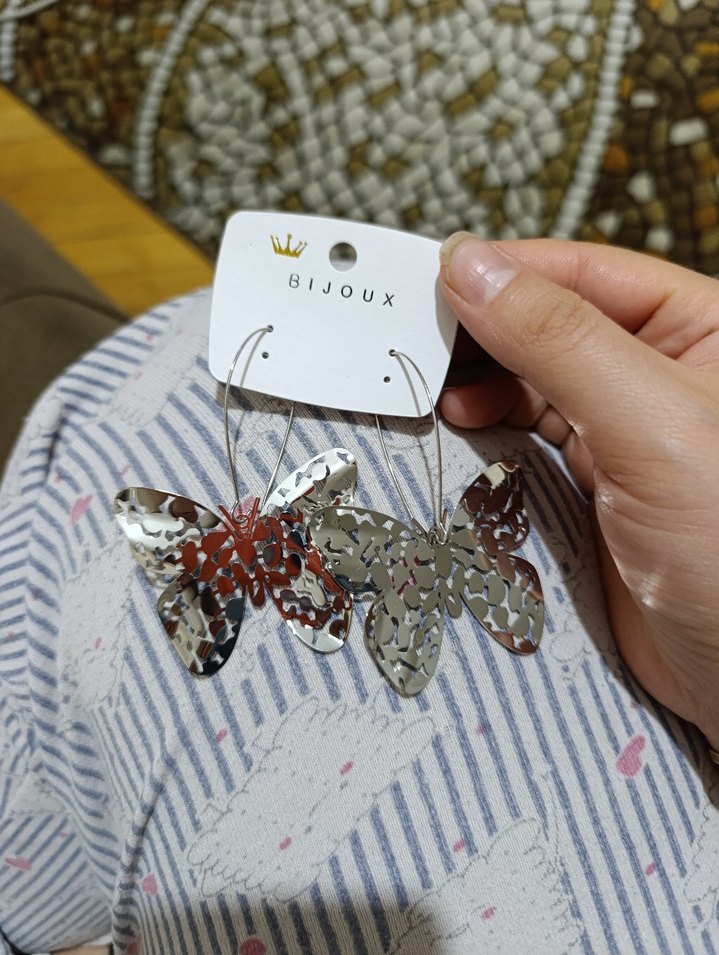 Mini Kelebek Desenli Metal Küpe - Görsel 2