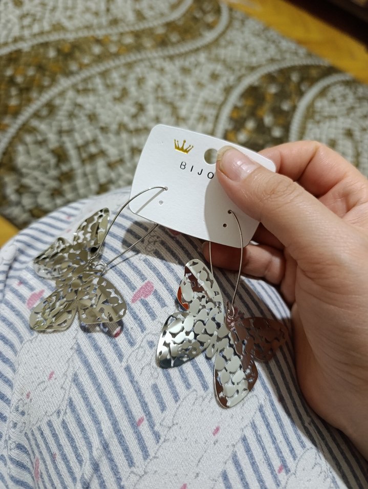 Mini Kelebek Desenli Metal Küpe - Görsel 4