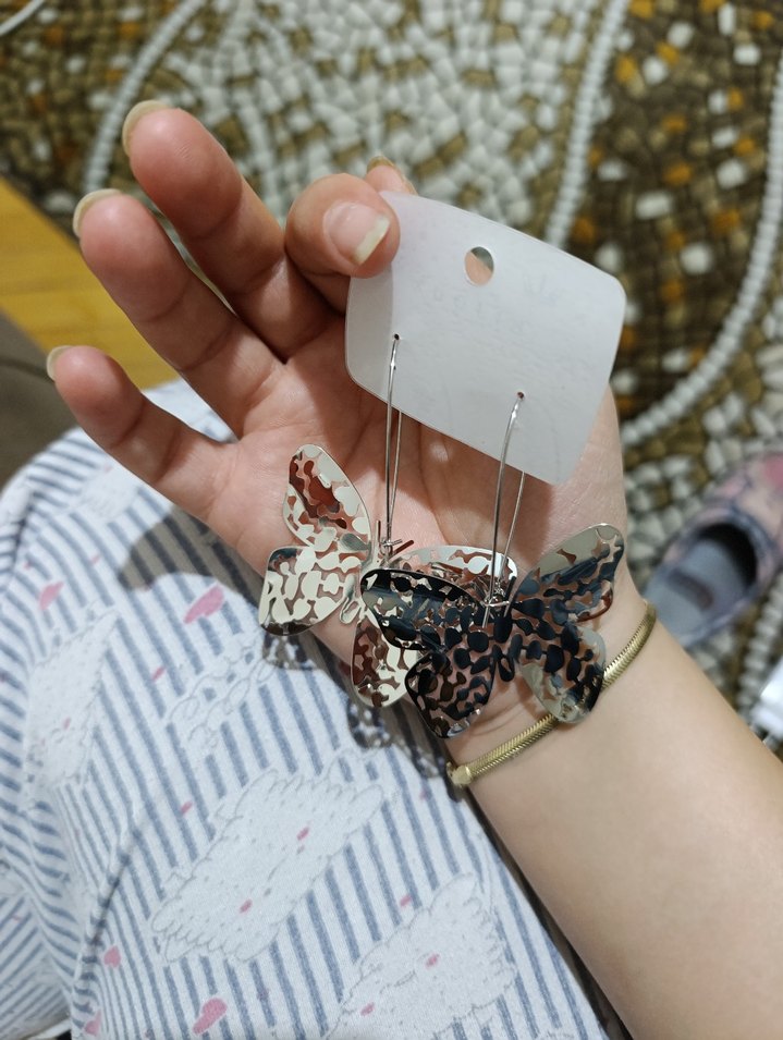 Mini Kelebek Desenli Metal Küpe - Görsel 3