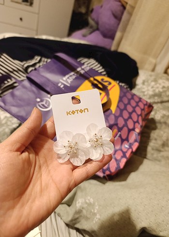 Beyaz Çiçek Desenli Midi Küpe - Görsel 2