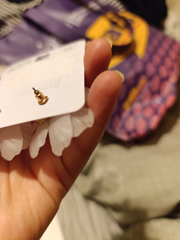 Beyaz Çiçek Desenli Midi Küpe - Görsel 3