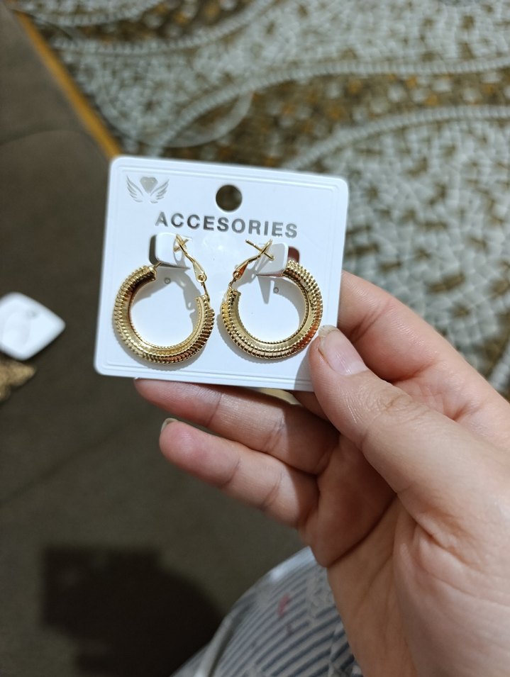 Yılan Desenli Mini Altın Küpeler - Görsel 2