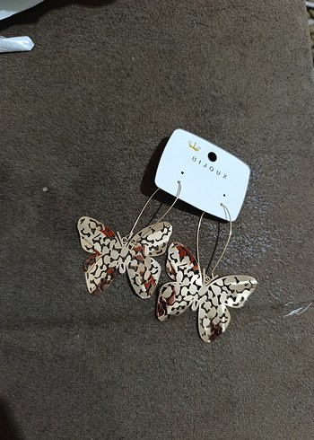 Altın Renkli Kelebek Desenli Metal Küpe - Görsel 2