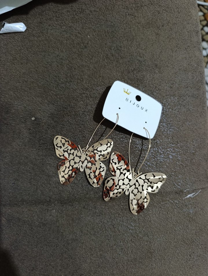 Altın Renkli Kelebek Desenli Metal Küpe - Görsel 2