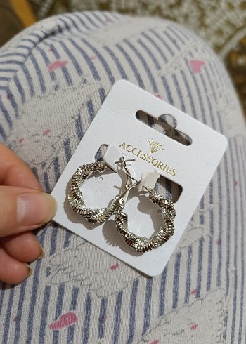 Beyaz Yılan Desenli Mini Boncuklu Küpe - Görsel 2