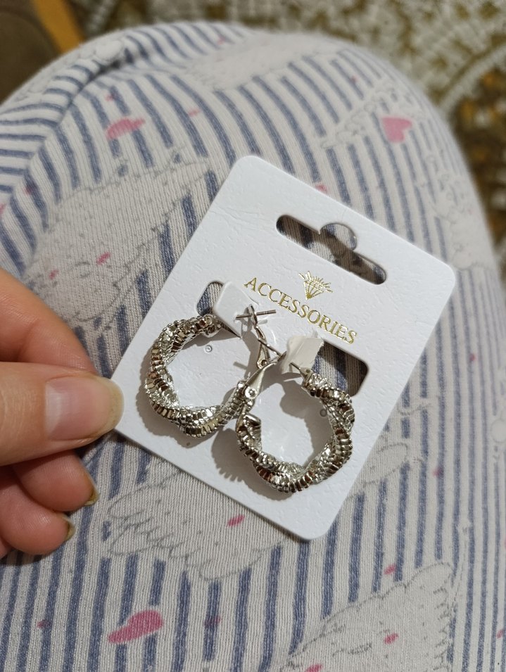 Beyaz Yılan Desenli Mini Boncuklu Küpe - Görsel 2