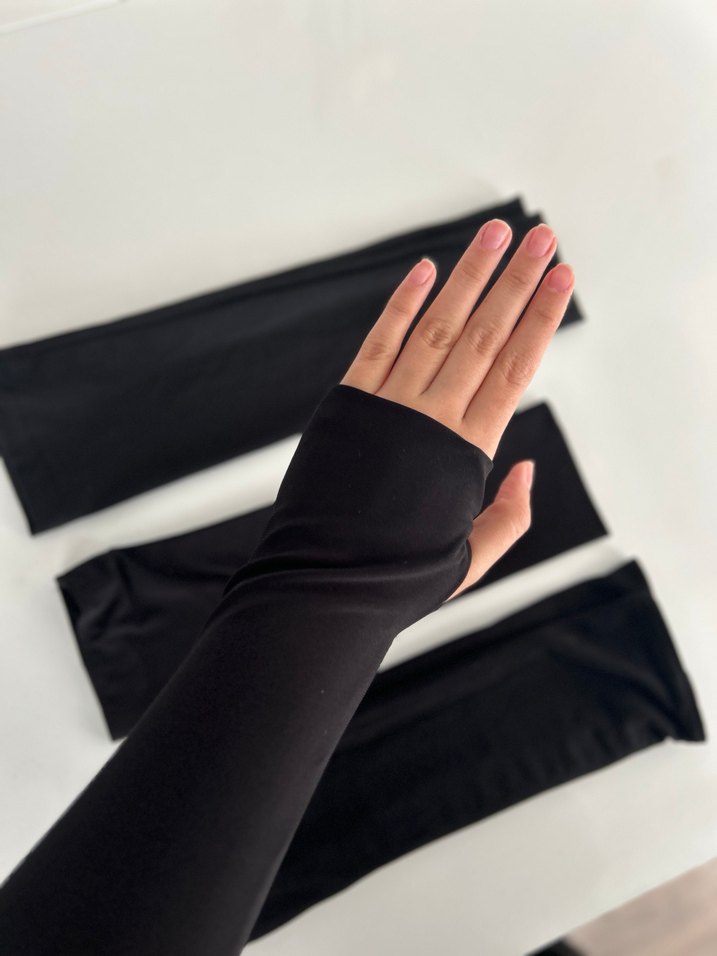 Gri Elastik Parmak Geçirmeli Kolluk - Görsel 2