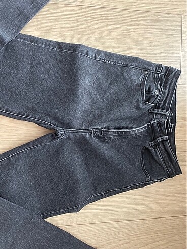 36 Beden Stradivarius mom slim füme/siyah jean