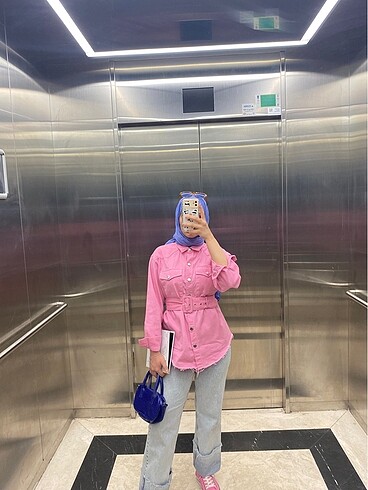 Pembe kemerli gömlek