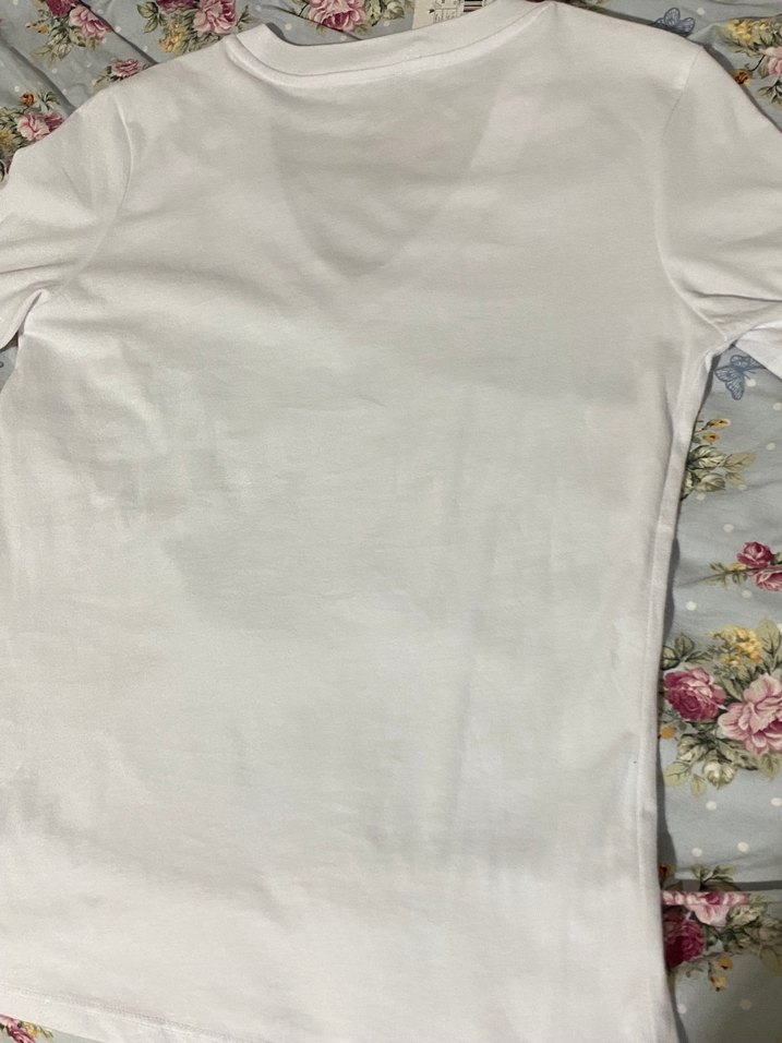 V Yaka Beyaz Kadın Tişört - Görsel 3