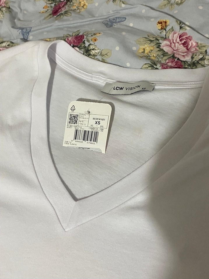 V Yaka Beyaz Kadın Tişört - Görsel 2