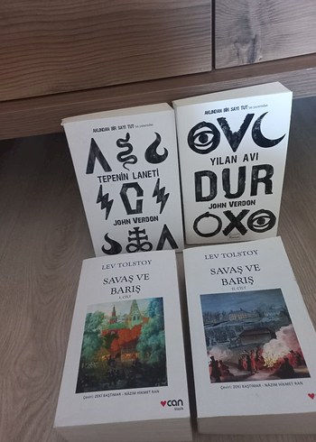 Dur, Barış, Yılan Avı, Savaş ve Barış, Tepenin Laneti