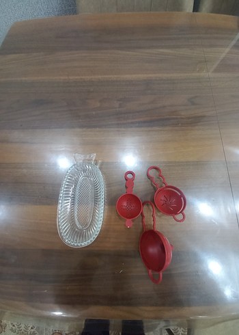 Kırmızı Parlak Çay Süzgeci ve Cam Tabak - Görsel 2