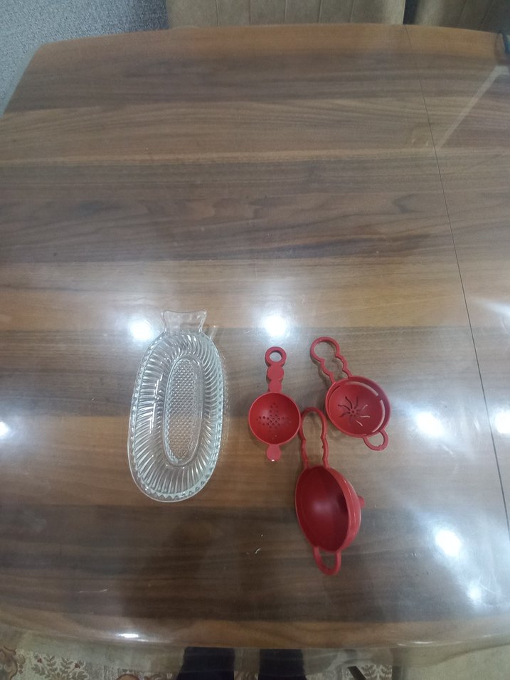 Kırmızı Parlak Çay Süzgeci ve Cam Tabak - Görsel 2