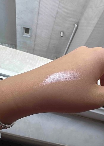 Beden KIKO Milano Glow Fusion Aydınlatıcı Damla