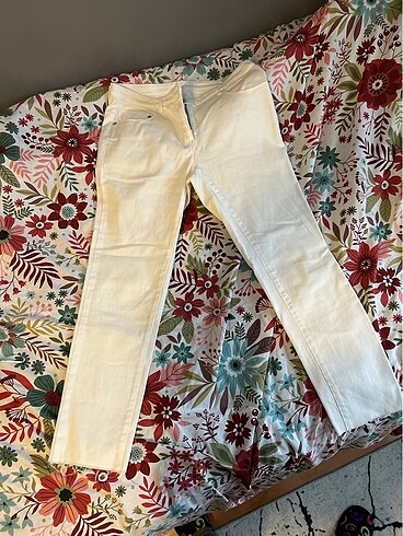 beyaz jean pantolon (muhtemelen h&m) marka kesilmiş