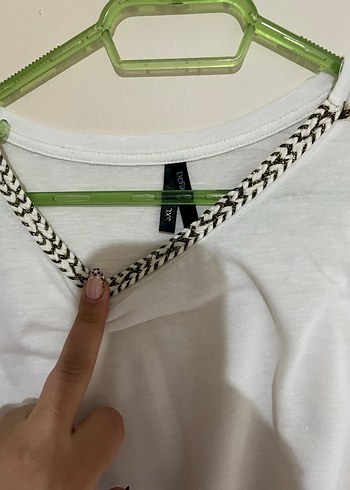 Zincir Detaylı Beyaz Kolsuz Tişört - Görsel 2