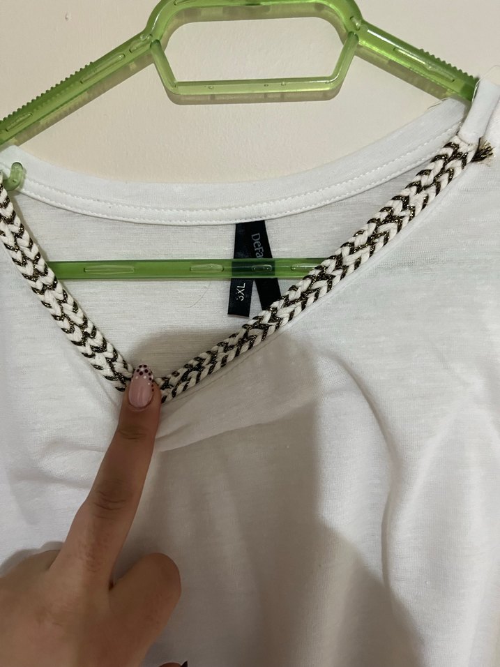 Zincir Detaylı Beyaz Kolsuz Tişört - Görsel 2