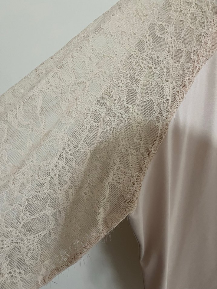 Dantel Detaylı V Yaka Bej Bluz - Görsel 2