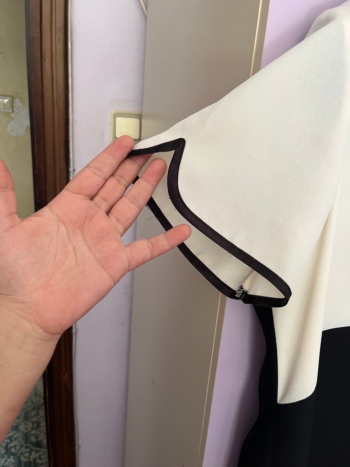 V Yaka Siyah-Beyaz Midi Ofis Elbisesi - Görsel 2