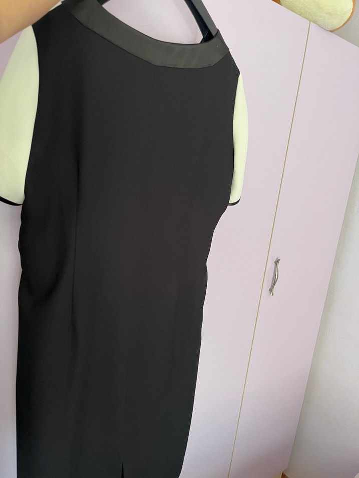 V Yaka Siyah-Beyaz Midi Ofis Elbisesi - Görsel 5