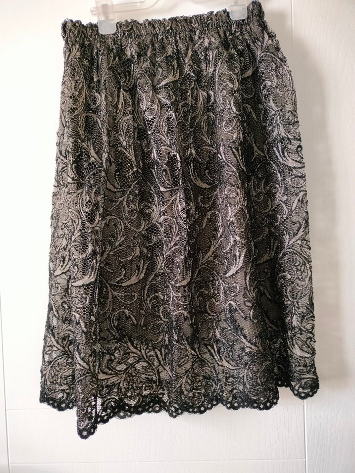 Siyah Dantel İşlemeli Midi boy Kadın Etek - Görsel 3