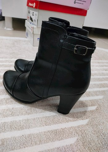 Kemer Detaylı Siyah Topuklu Deri Bot - Görsel 2
