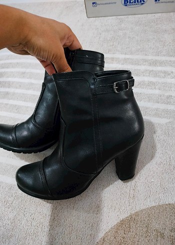 Kemer Detaylı Siyah Topuklu Deri Bot - Görsel 3