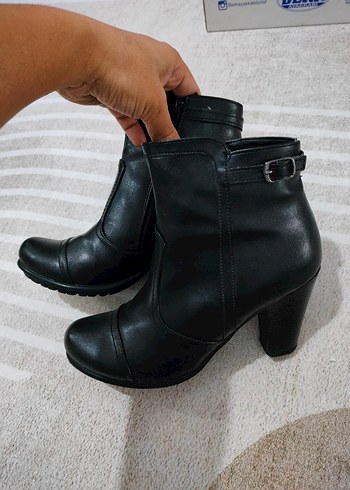 Kemer Detaylı Siyah Topuklu Deri Bot - Görsel 4