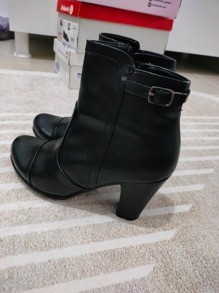 Kemer Detaylı Siyah Topuklu Deri Bot - Görsel 2