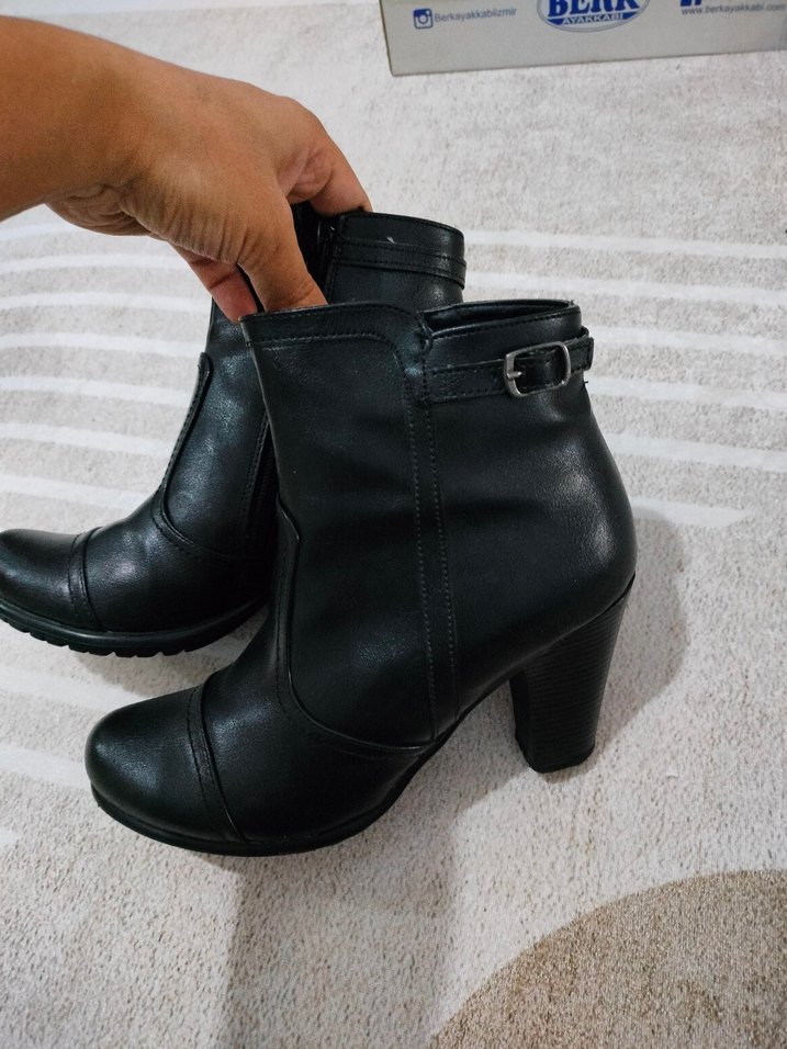 Kemer Detaylı Siyah Topuklu Deri Bot - Görsel 3