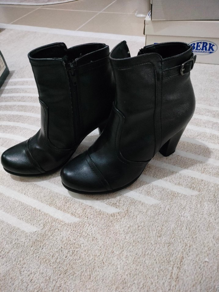 Kemer Detaylı Siyah Topuklu Deri Bot - Görsel 5