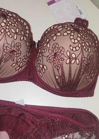 Bordo İşlemeli Kısa Sütyen - Görsel 3