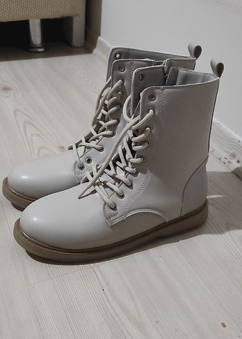 38 Beden Beyaz Deri Kadın Dolgu Topuklu Bot