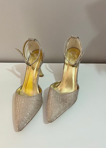 Bej Parlak Yılan Desenli Tokalı Stiletto