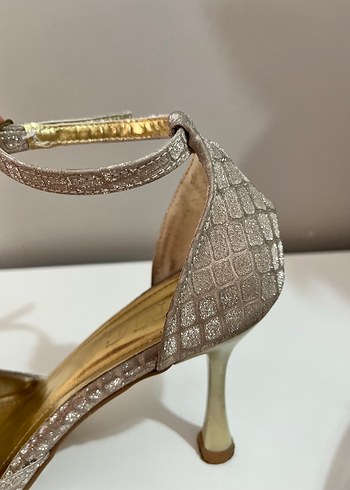 Bej Parlak Yılan Desenli Tokalı Stiletto - Görsel 3