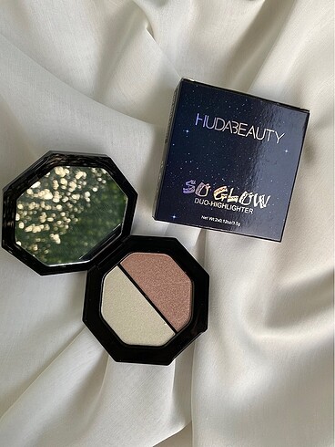 HUDA BEAUTY SU GLOW HIGHLIGHTER